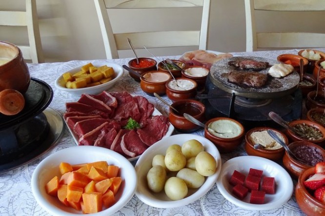 Deliciosa Sequência De Fondue Com Carnes Ao Vinho, Em Bento Gonçalves!